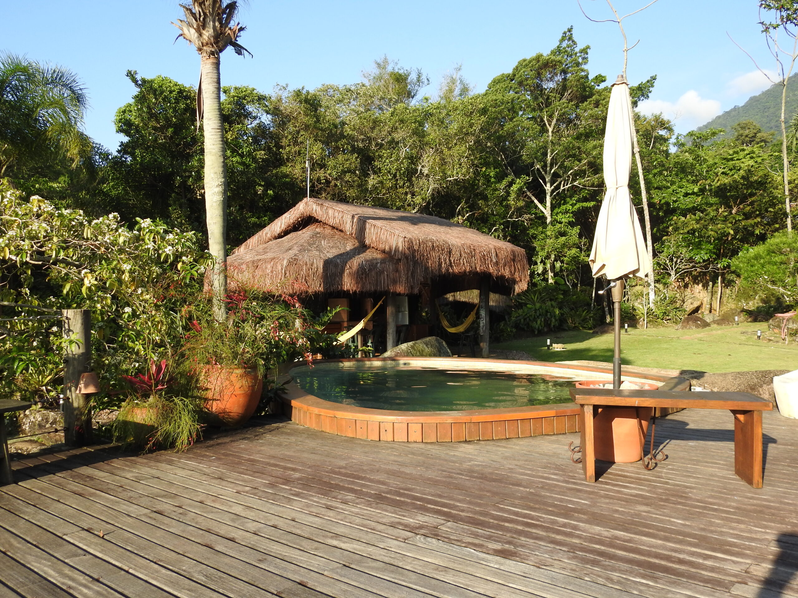 Deck, piscina e quiosque